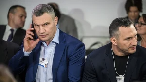 Witalij Kliczko (z lewej) i Władimir Kliczko w Davos