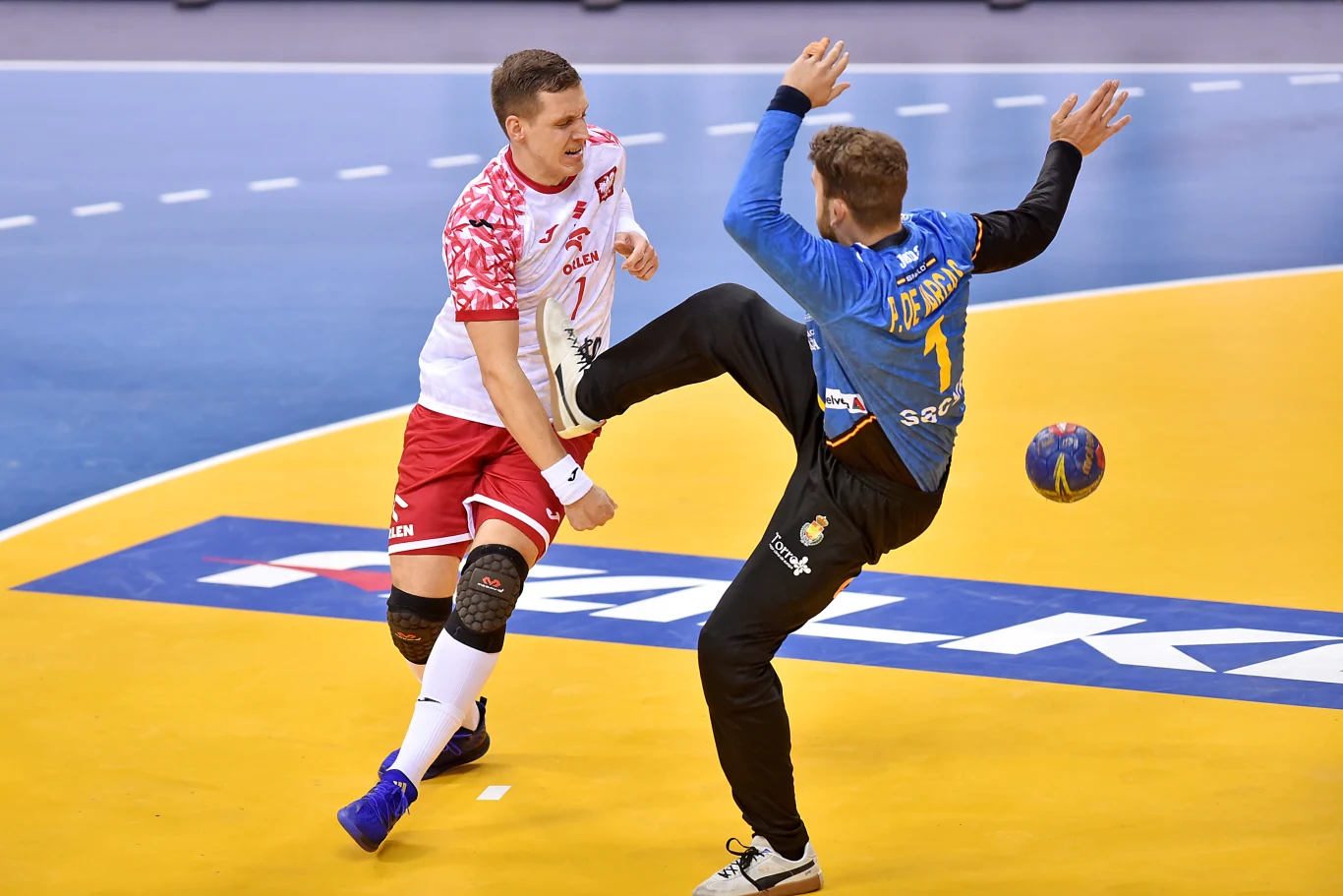 Gonzalo Perez de Vargas znalazł sposób na Polaków. Na zdjęciu jego bramkę atakuje Patryk Walczak