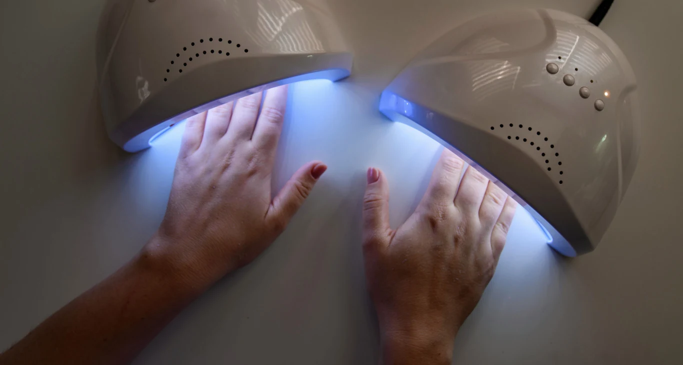 Lampy UV do paznokci jednak szkodliwe? Naukowcy nie mają wątpliwości Lampy UV do paznokci jednak szkodliwe? Naukowcy nie mają wątpliwości