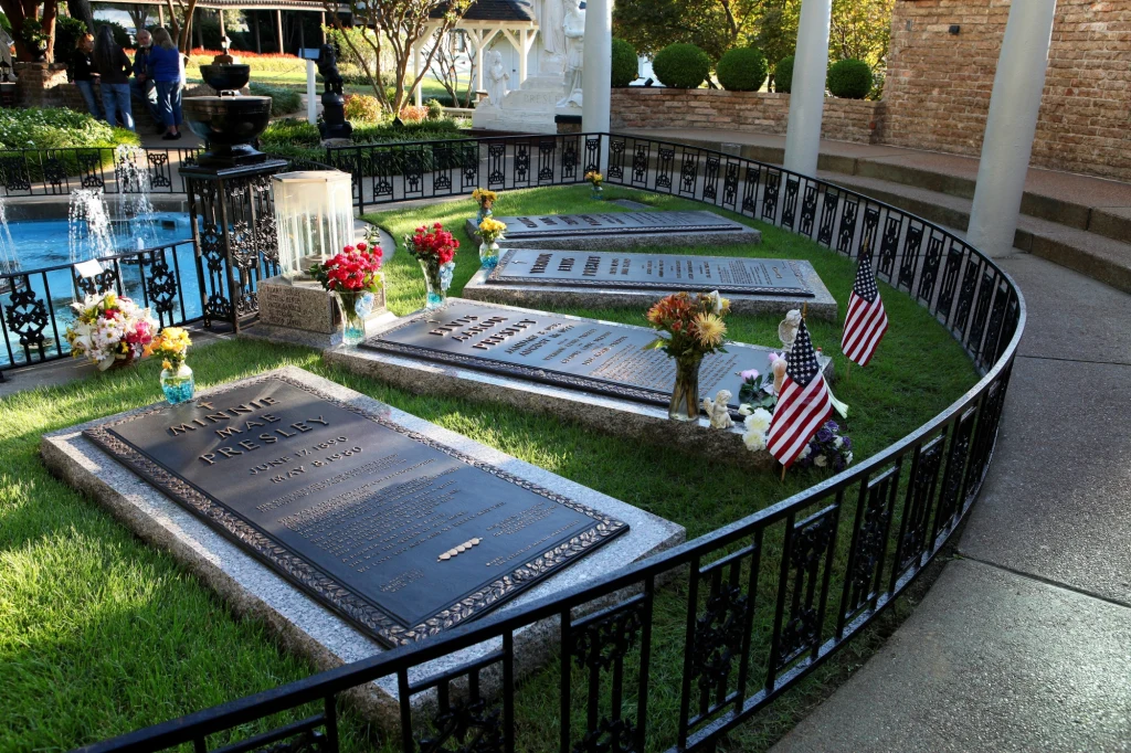 Groby na terenie posiadłości Groby na terenie posiadłości
