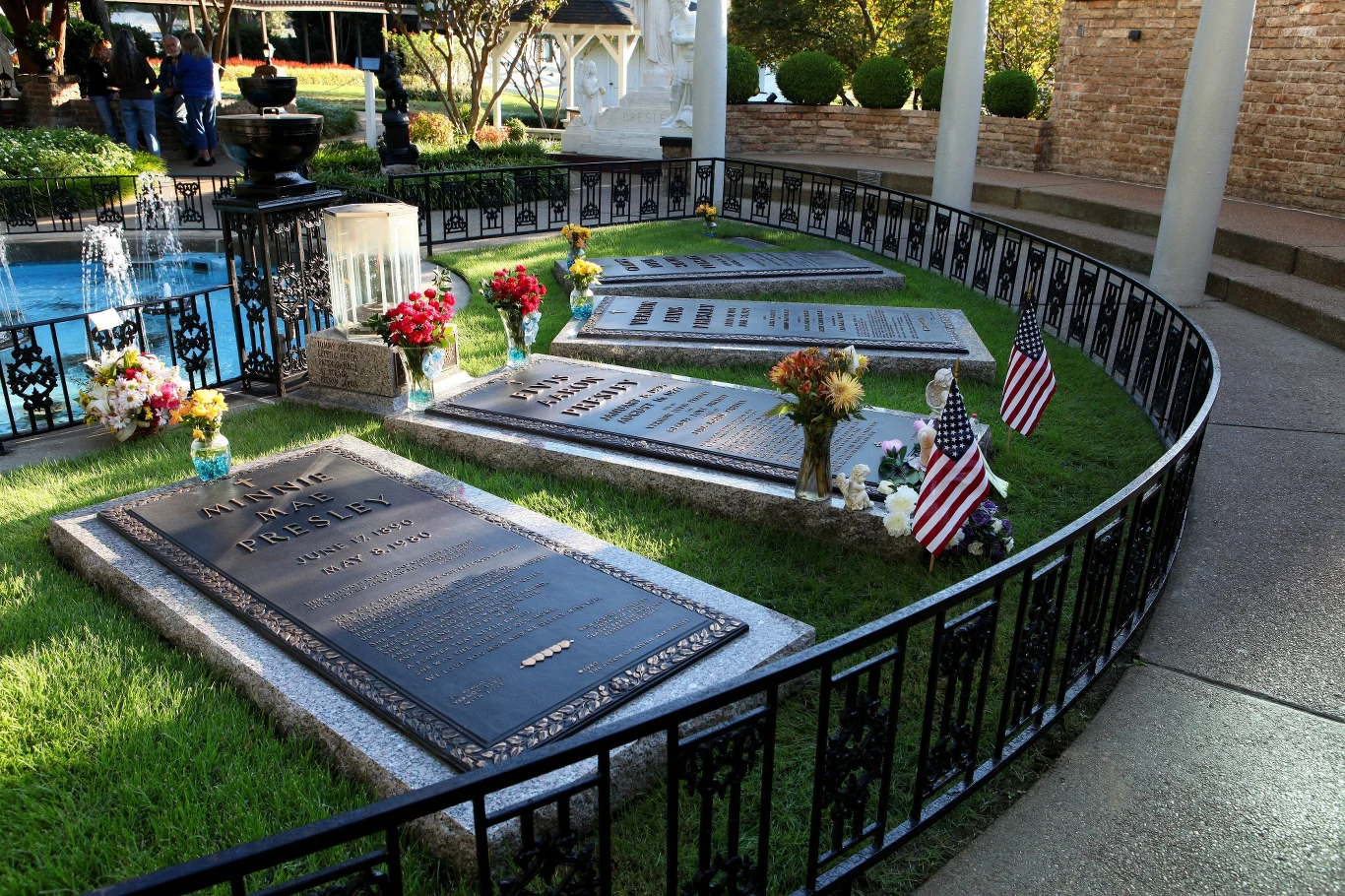 Groby na terenie posiadłości