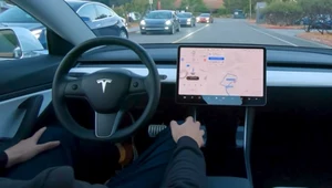 Tesla wielokrotnie przekonywała już, że jej samochody potrafią samodzielnie poruszać się w normalnym ruchu drogowym