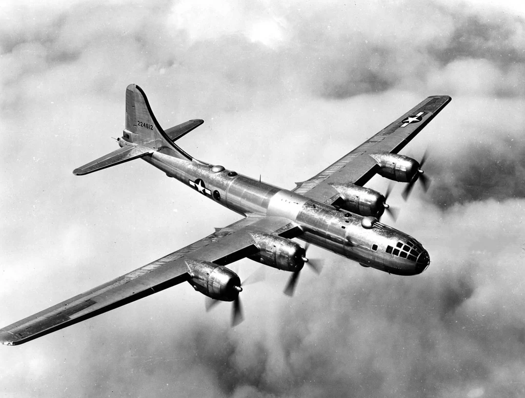 B-29 Superfortress był ciężkim bombowcem, który podczas II Wojny Światowej wykorzystano tylko na Pacyfiku. Osiągając maksymalny pułap prawie 10 kilometrów, byłby poza praktycznym zasięgiem prawie każdego sowieckiego myśliwca czy obrony przeciwlotniczej