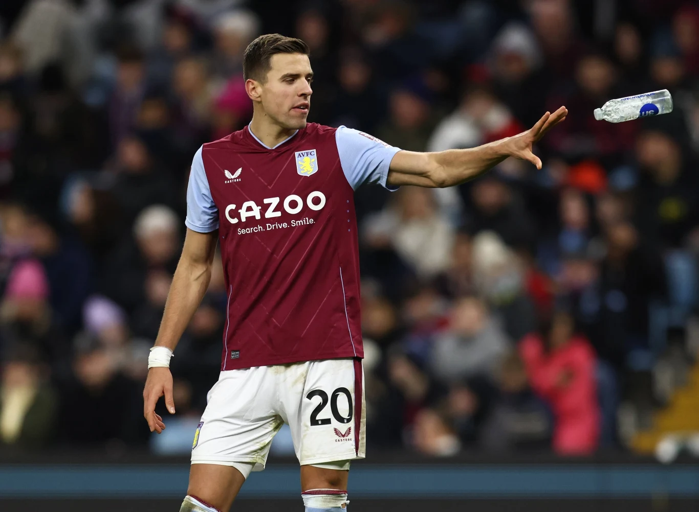 Jan Bednarek podczas przegranego 1:2 meczu Aston Villi z IV-ligowym Stevenage Jan Bednarek podczas przegranego 1:2 meczu Aston Villi z IV-ligowym Stevenage