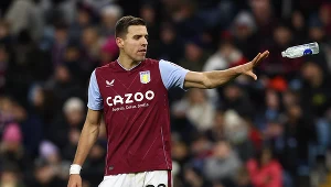 Jan Bednarek podczas przegranego 1:2 meczu Aston Villi z IV-ligowym Stevenage