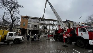 Uszkodzony w rosyjskim ataku budynek w Doniecku, Ukraina