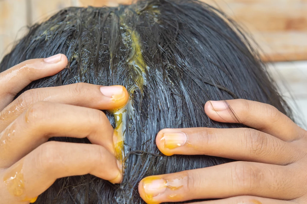 Maseczka na bazie żółtka jajka odżywia włosy i zapobiega wypadaniu 