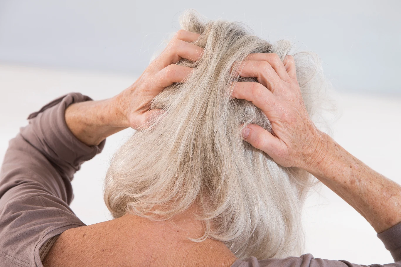 Mrowienie skóry głowy często nawraca lub nie ustępuje? To objaw, którego nie można bagatelizować Mrowienie skóry głowy często nawraca lub nie ustępuje? To objaw, którego nie można bagatelizować