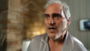 Joaquin Phoenix w filmie "Bo się boi"