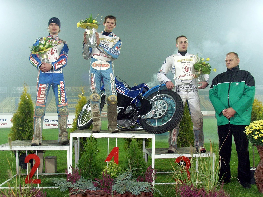 Podium Złotego Kasku 2005. Aleksander Szołtysek z prawej