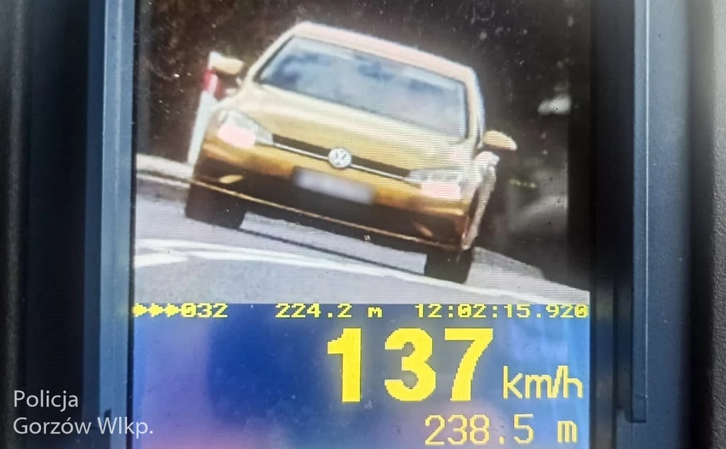 Kierowca Volkswagena Golfa jechał 137 km/h w terenie zabudowanym