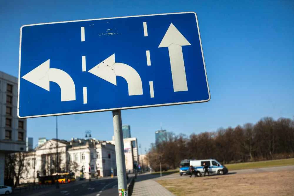 Kierowcy miewają wątpliwości, czy stojąc na pasie do skrętu trzeba używać kierunkowskazu