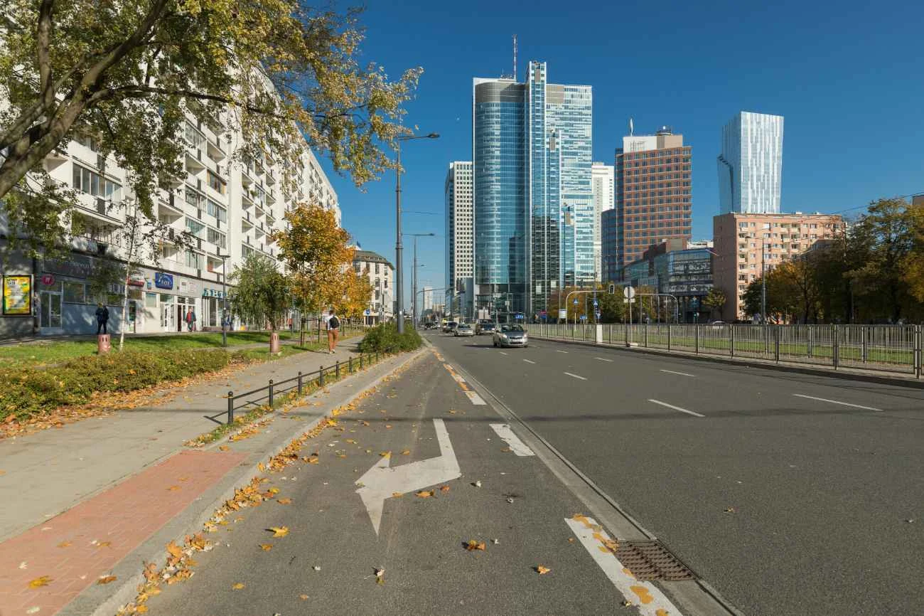 To, czy stojąc na pasie do skrętu trzeba używać kierunkowskazu, precyzyjnie określają przepisy