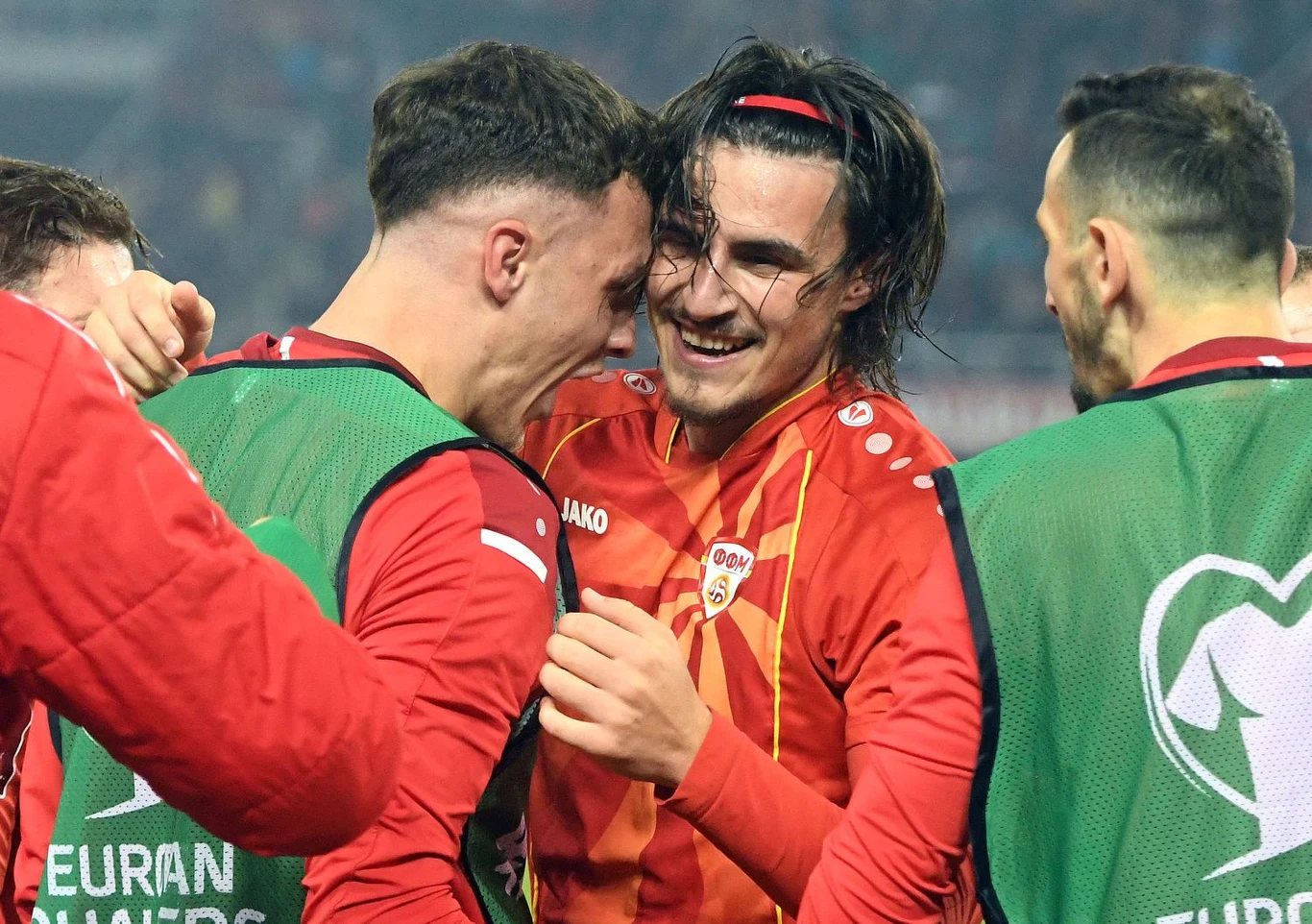 Jani Atanasov(z lewej) z Ejlifem Elmasem w czasie jednego z meczów reprezentacji Macedonii Północnej