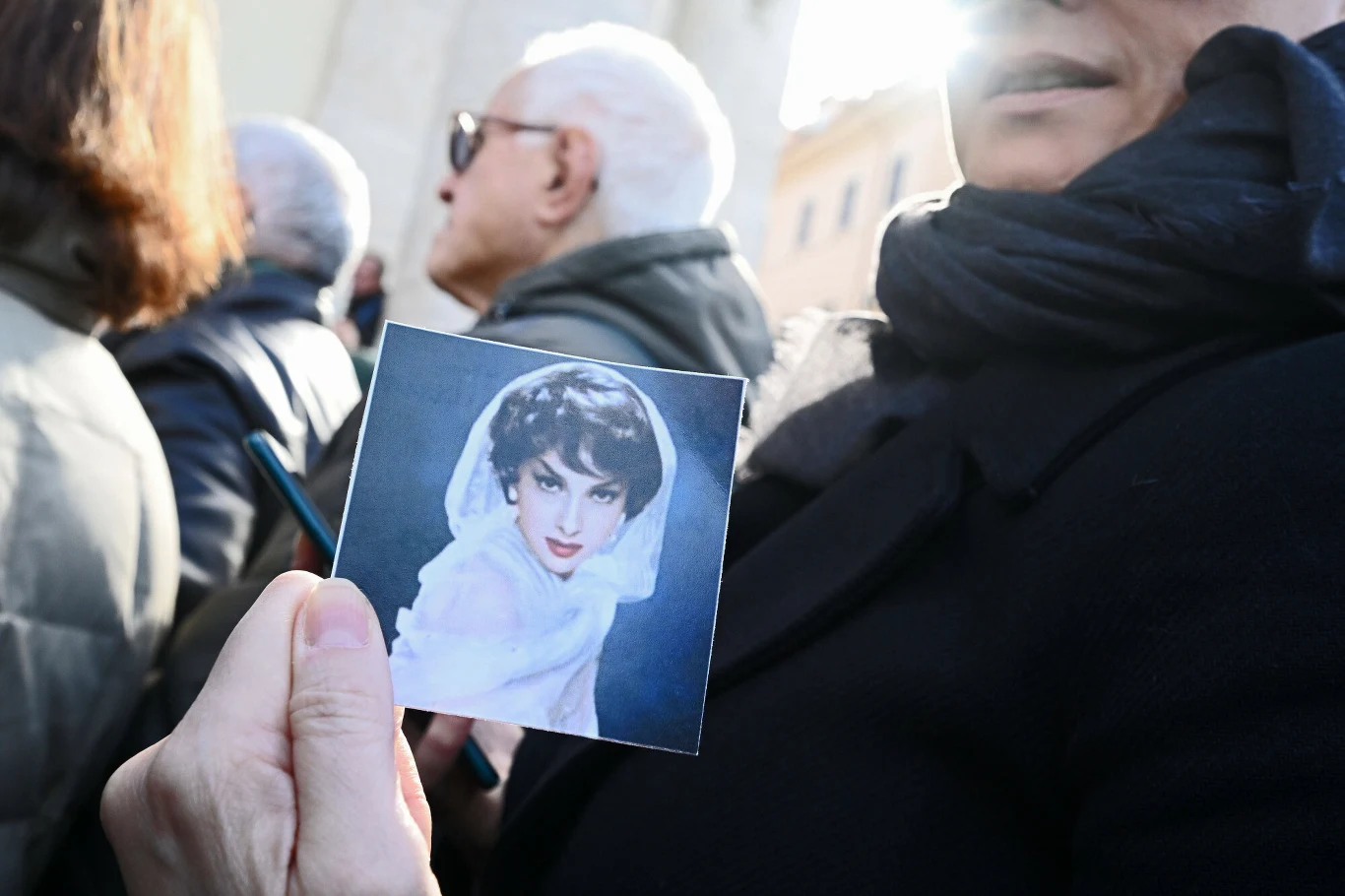 Tłumy żegnają Ginę Lollobrigidę Tłumy żegnają Ginę Lollobrigidę