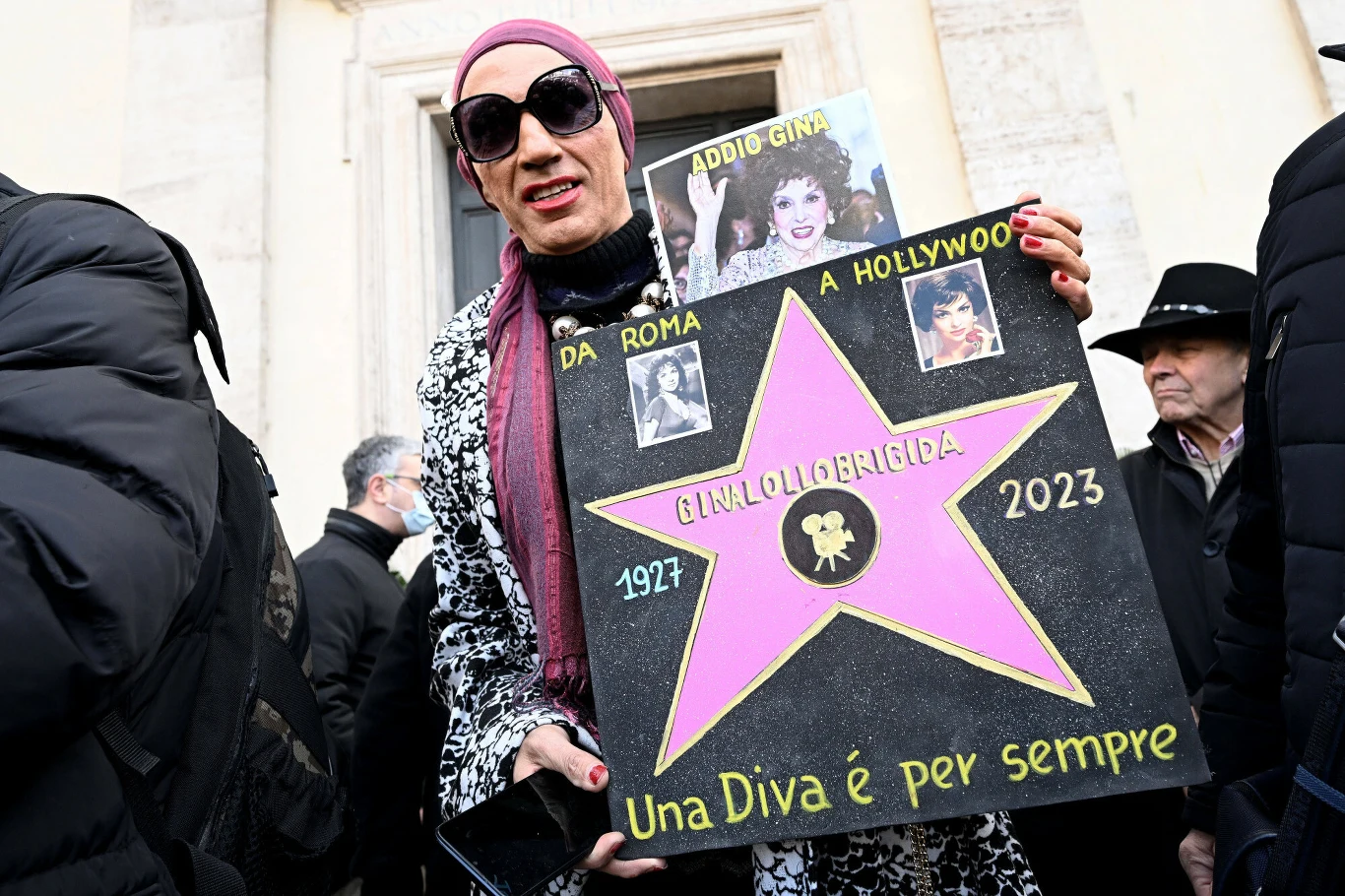 Tłumy żegnają Ginę Lollobrigidę Tłumy żegnają Ginę Lollobrigidę