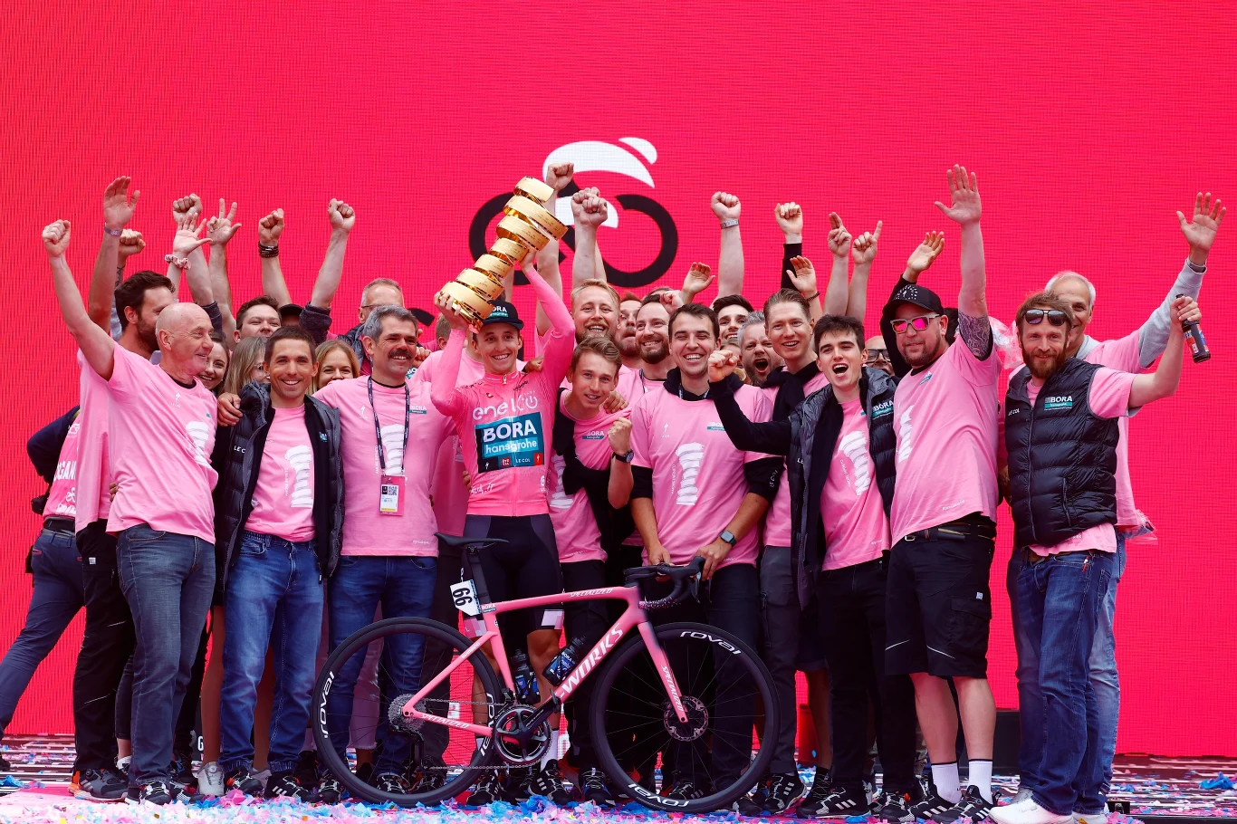 Ekipa BORA-hansgrohe fetująca triumf w wyścigu