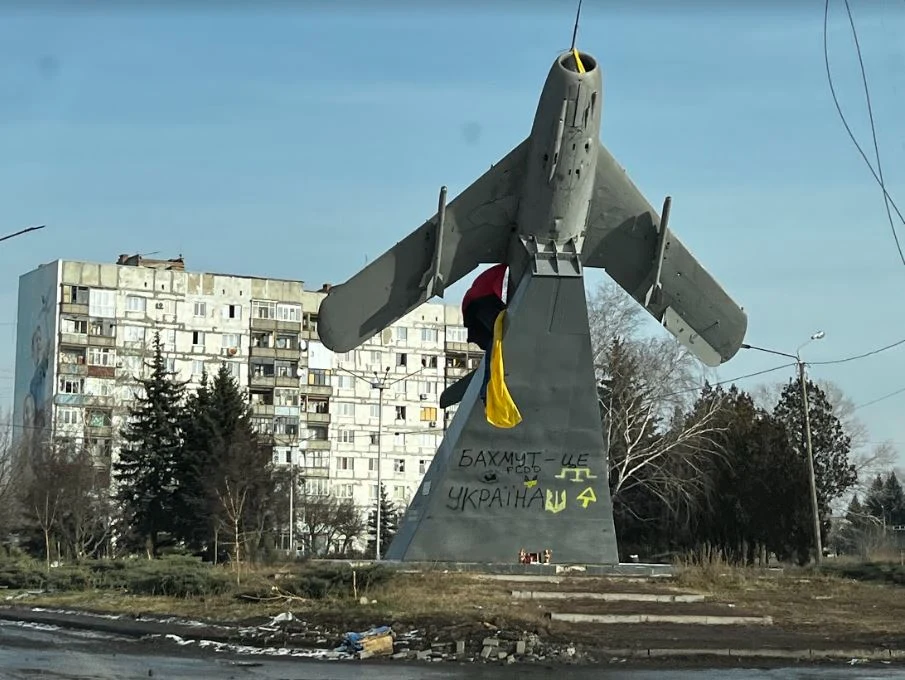 Skwer przyjaźni w Bachmucie. Na skrzydłach samolotu były kiedyś radzieckie gwiazdy Skwer przyjaźni w Bachmucie. Na skrzydłach samolotu były kiedyś radzieckie gwiazdy