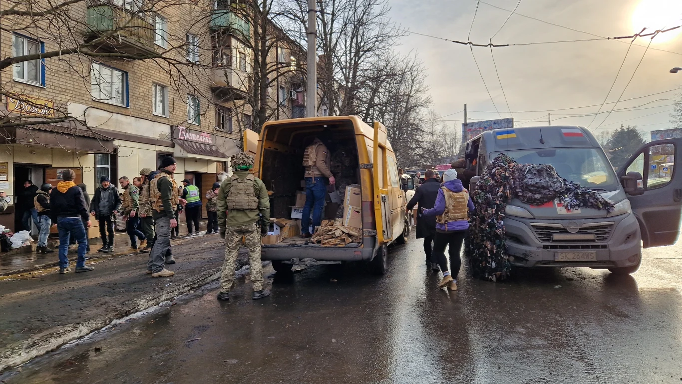 Rozładunek pomocy humanitarnej w Bachmucie Rozładunek pomocy humanitarnej w Bachmucie