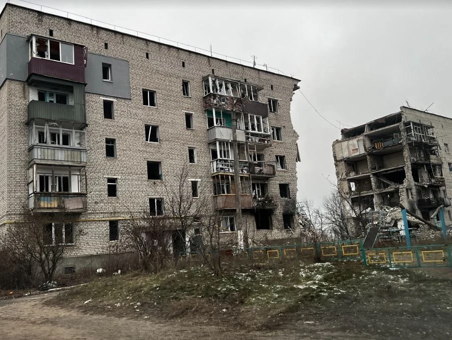 Zniszczony przez rosyjskie pociski blok w Iziumie, jaki mijała polska grupa, jadąc do Bachmutu Zniszczony przez rosyjskie pociski blok w Iziumie, jaki mijała polska grupa, jadąc do Bachmutu