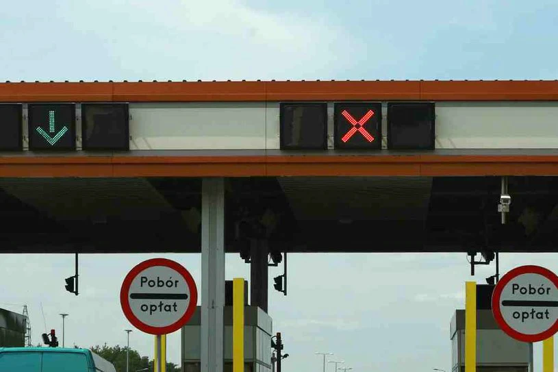Czerwone "X" oraz zielone strzałki można spotkać też przed bramkami poboru opłat na autostradach