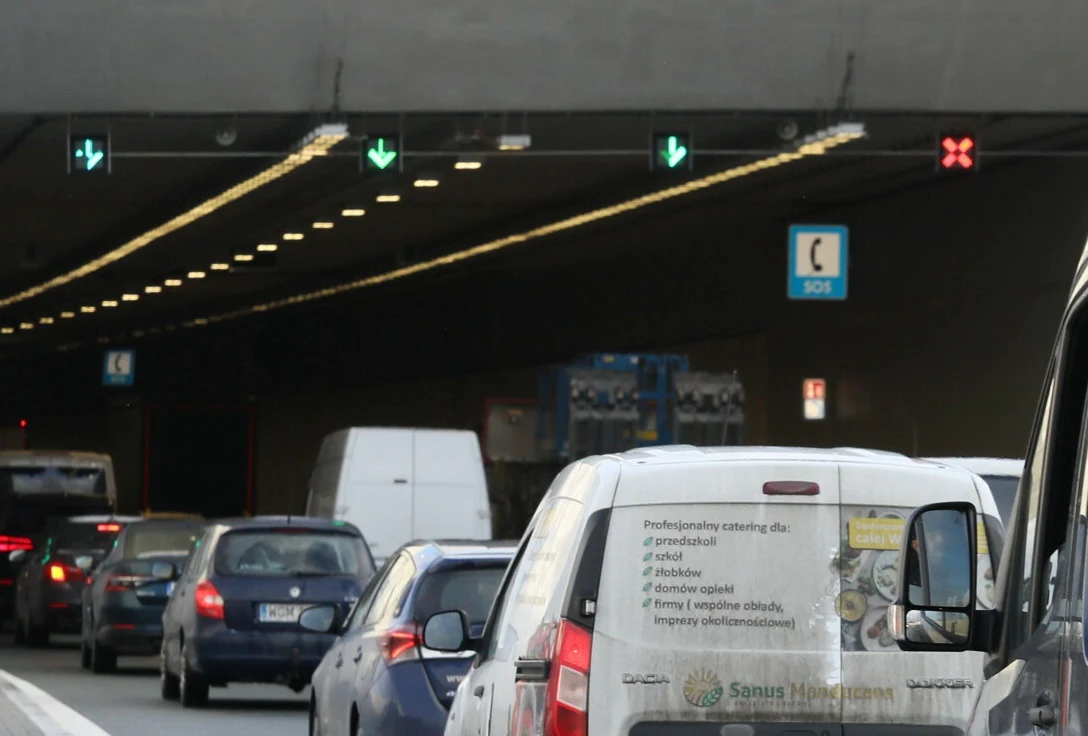 Zielone strzałki i czerwony "X" pokazują kierowcom, z których pasów mogą korzystać