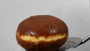 Najprostszy przepis na pączki! Usmażysz je przy pomocy dwóch łyżek