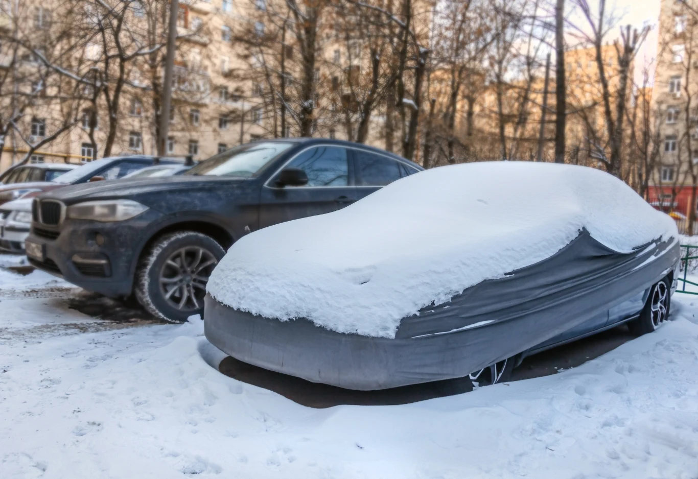 Pokrowiec samochodowy to drogie ale skuteczne rozwiązanie 