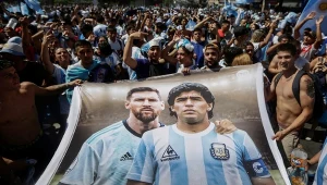 Banner przedstawiający gwiazdy argentyńskiego futbolu: Lionela Messiego (po lewej) i nieżyjącego już Diego Maradona (po prawej) 