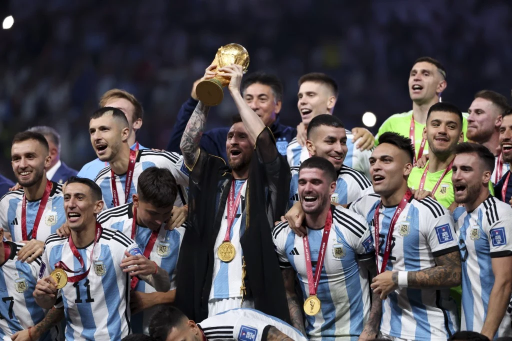Lionel Messi z drużyną Argentyny podczas ceremonii trofeum po Mistrzostwach Świata FIFA 2022