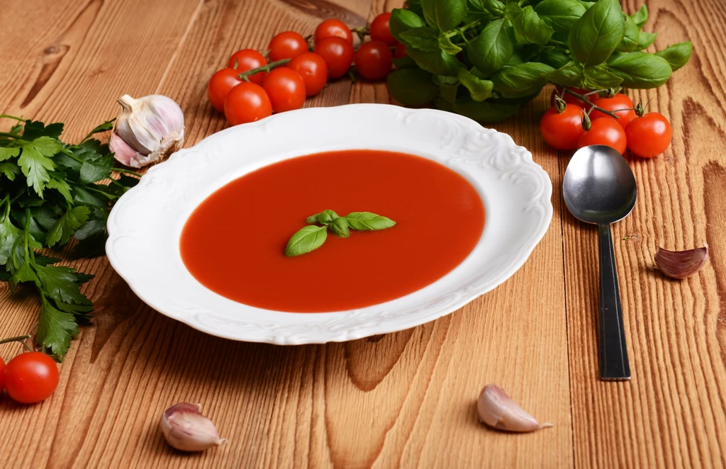 Zupa pomidorowa to szybkie danie, które zrobimy za mniej niż 10 zł. Najważniejszy składnik to pomidory w puszce