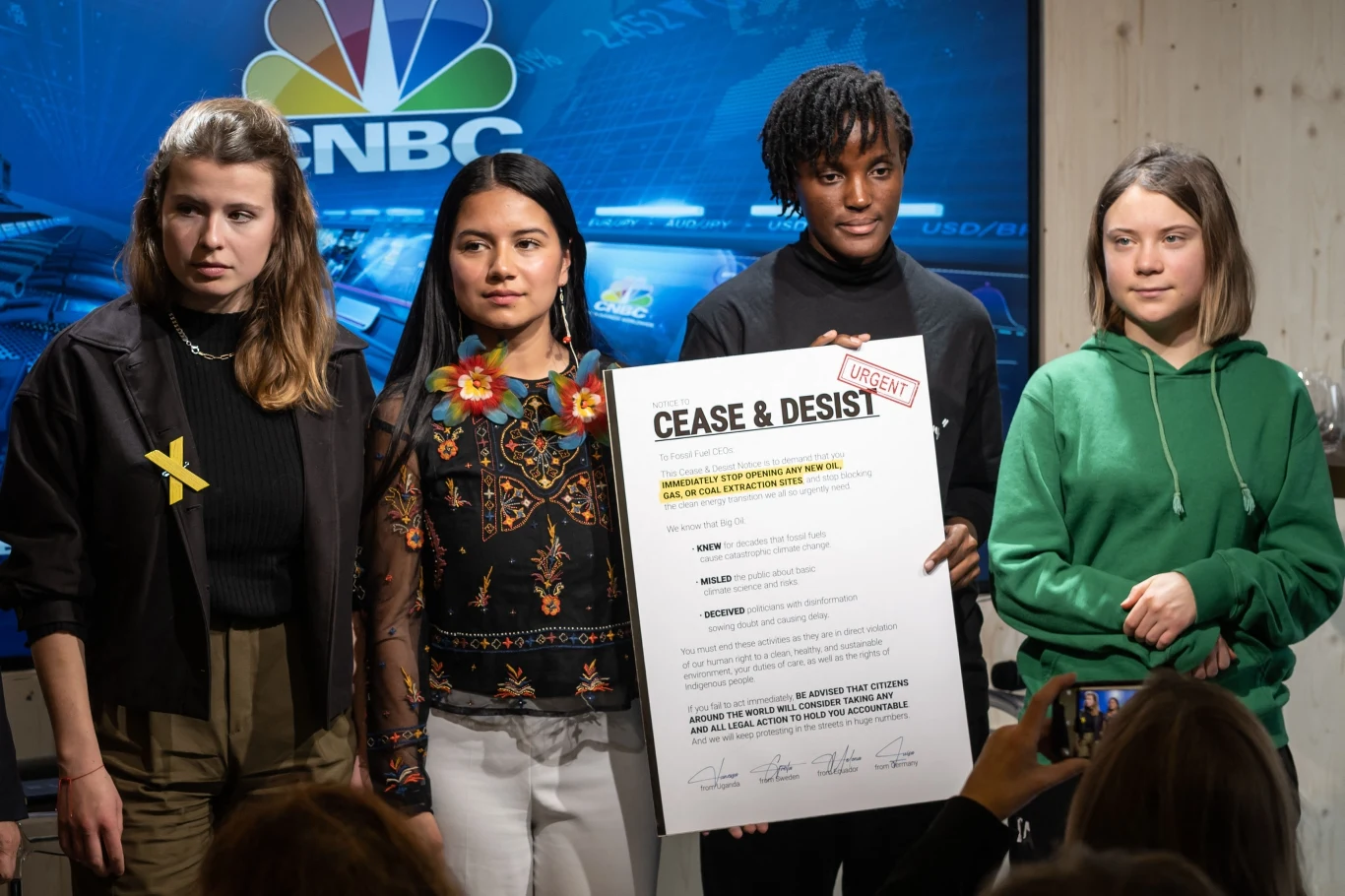 Aktywistki klimatyczne Luisa Neubauer (Niemcy), Helena Gualinga (Ekwador), Vanessa Nakate (Uganda) i Greta Thunberg (Szwecja) wzięły w czwartek udział w panelu dyskusyjnym z szefem Międzynarodowej Agencji Energetycznej Fatihem Birolem. Aktywistki stworzyły petycję, której celem jest zakazanie nowych inwestycji w wydobycie paliw kopalnych