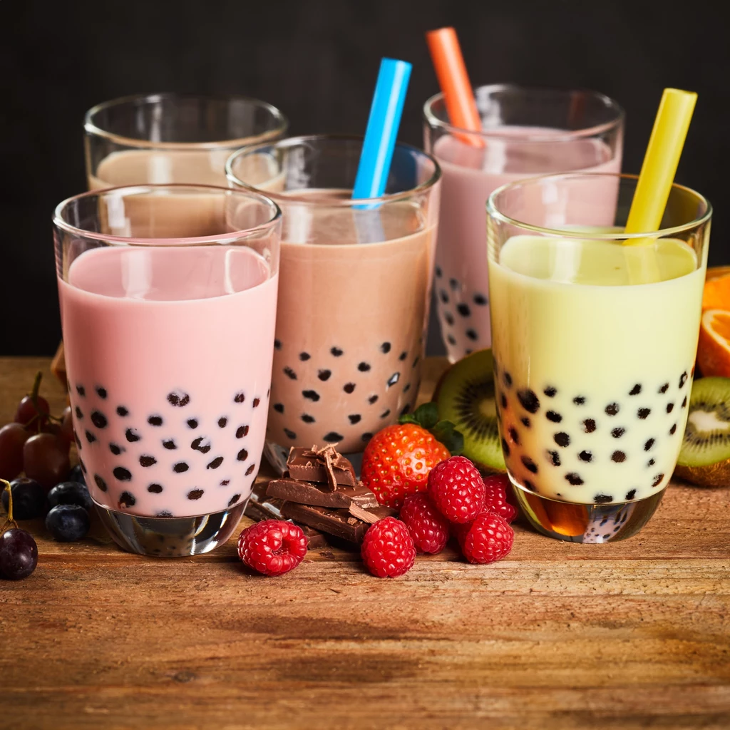 Bubble tea często podaje się z dodatkiem mleka. Weganie mogą zastąpić je napojem roślinnym, np. kokosowym lub owsianym