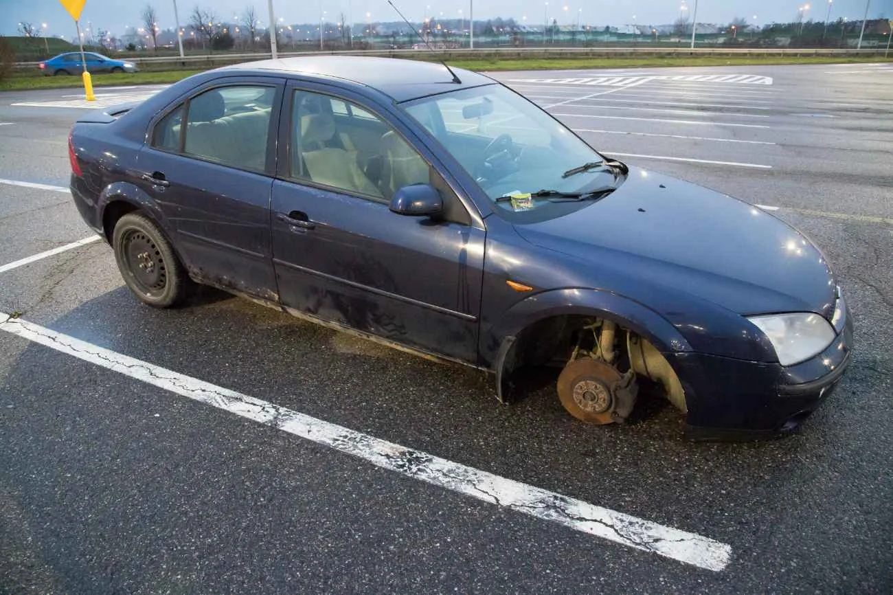 Czerwoną nalepkę mogą dostać m.in. samochody, które wyglądają na porzucone
