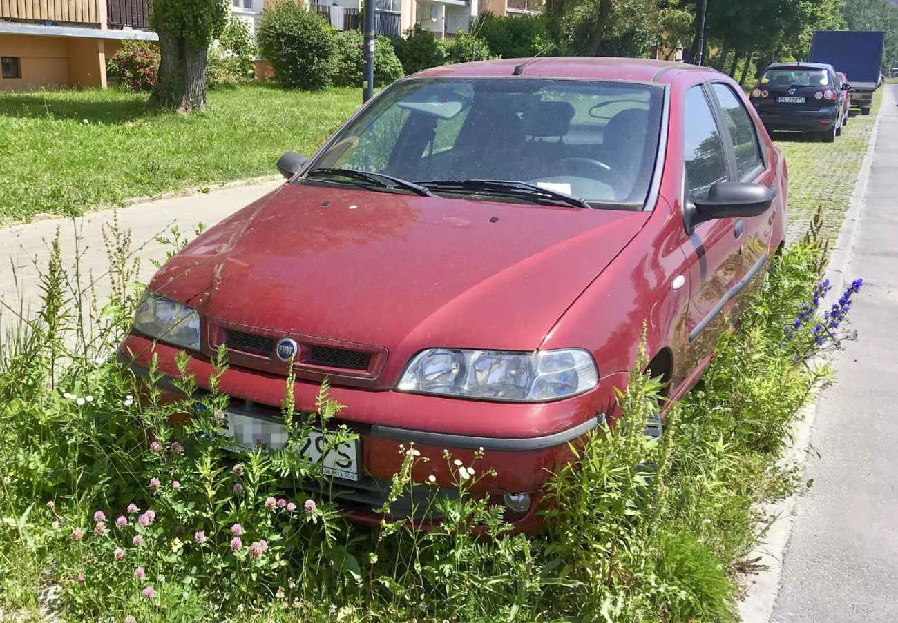 Czerwoną naklejką oznacza się też auta porzucone. Są traktowane jak odpad