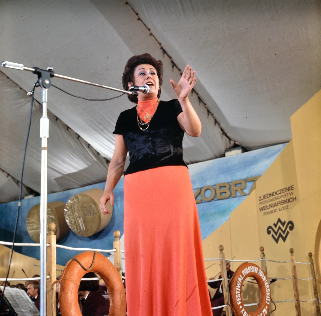 Regina Pisarek na jednym z jednym z Festiwali Piosenki Żołnierskiej w Kołobrzegu