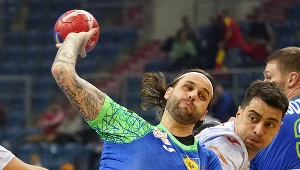 Dean Bombač w ataku na bramkę Hiszpanii. Doświadczony rozgrywający nie zagra o medale mistrzostw świata