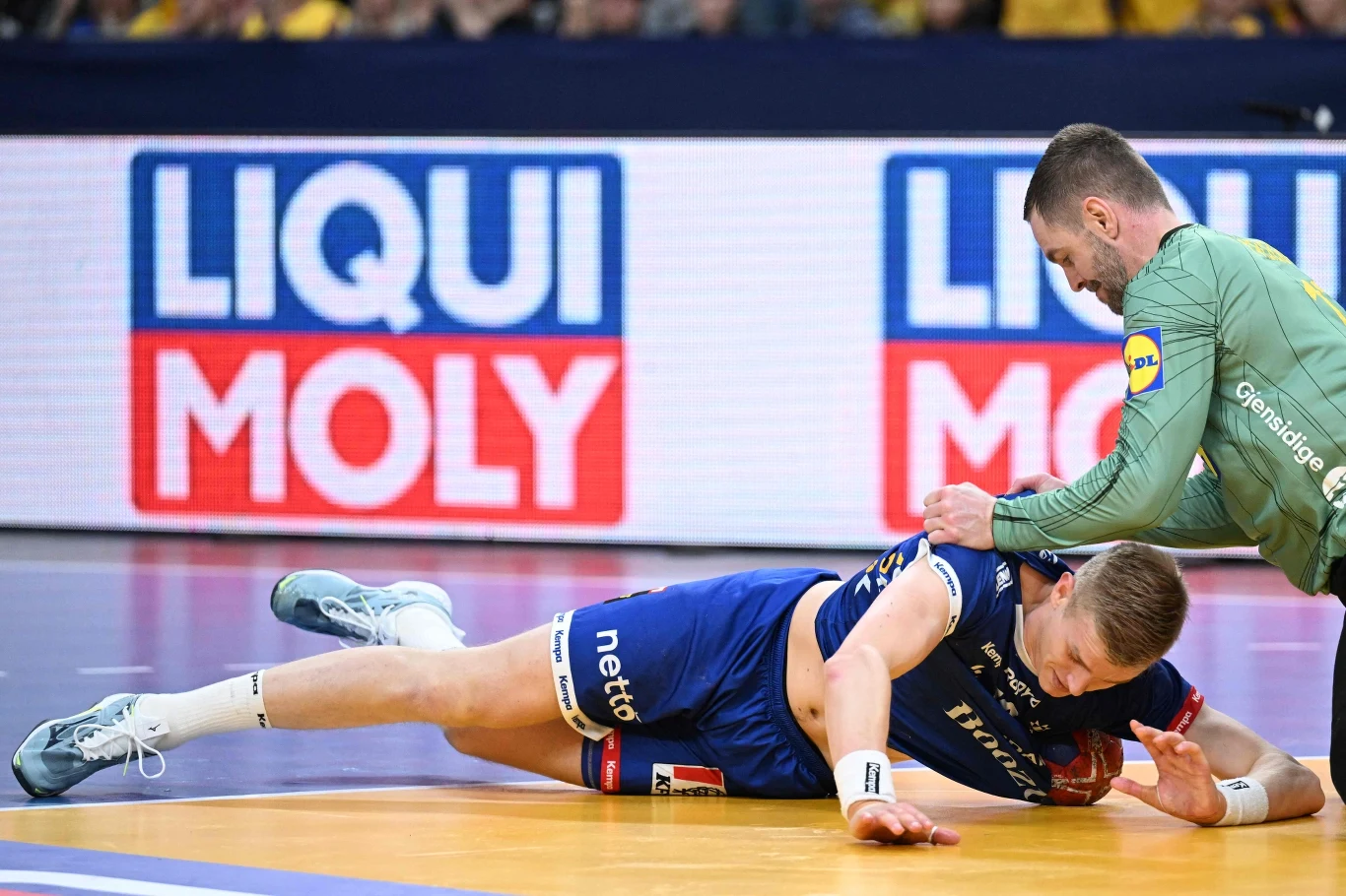 Andreas Palicka próbował wyrwać piłkę spod leżącego na parkiecie Islandczyka. Trochę jednak przesadził i później przepraszał za swoje zapaśnicze chwyty