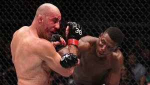 Jamahal Hill (z prawej) pokonał Glovera Teixeirę i został mistrzem UFC w kategorii półciężkiej