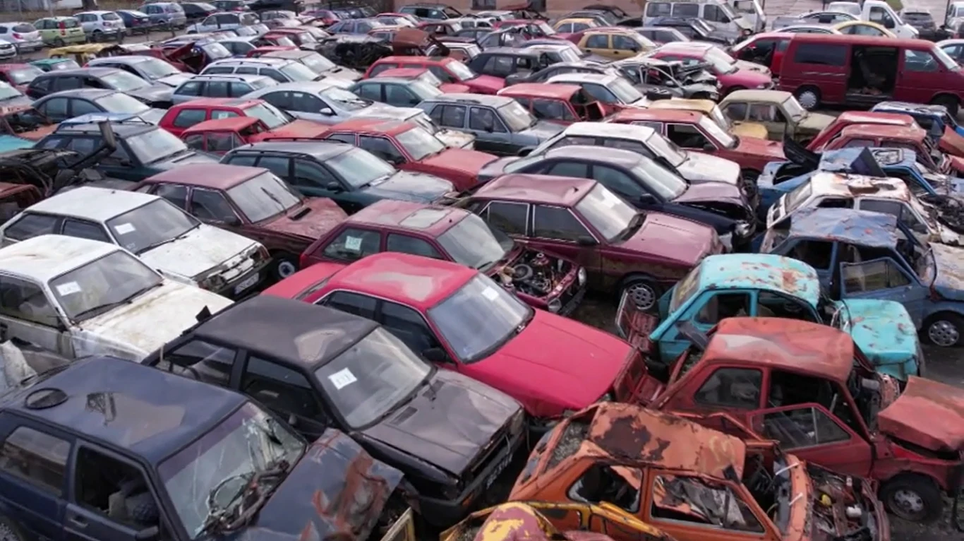Niektóre samochody stoją na parkingu pana Zbigniewa już ponad 30 lat Niektóre samochody stoją na parkingu pana Zbigniewa już ponad 30 lat