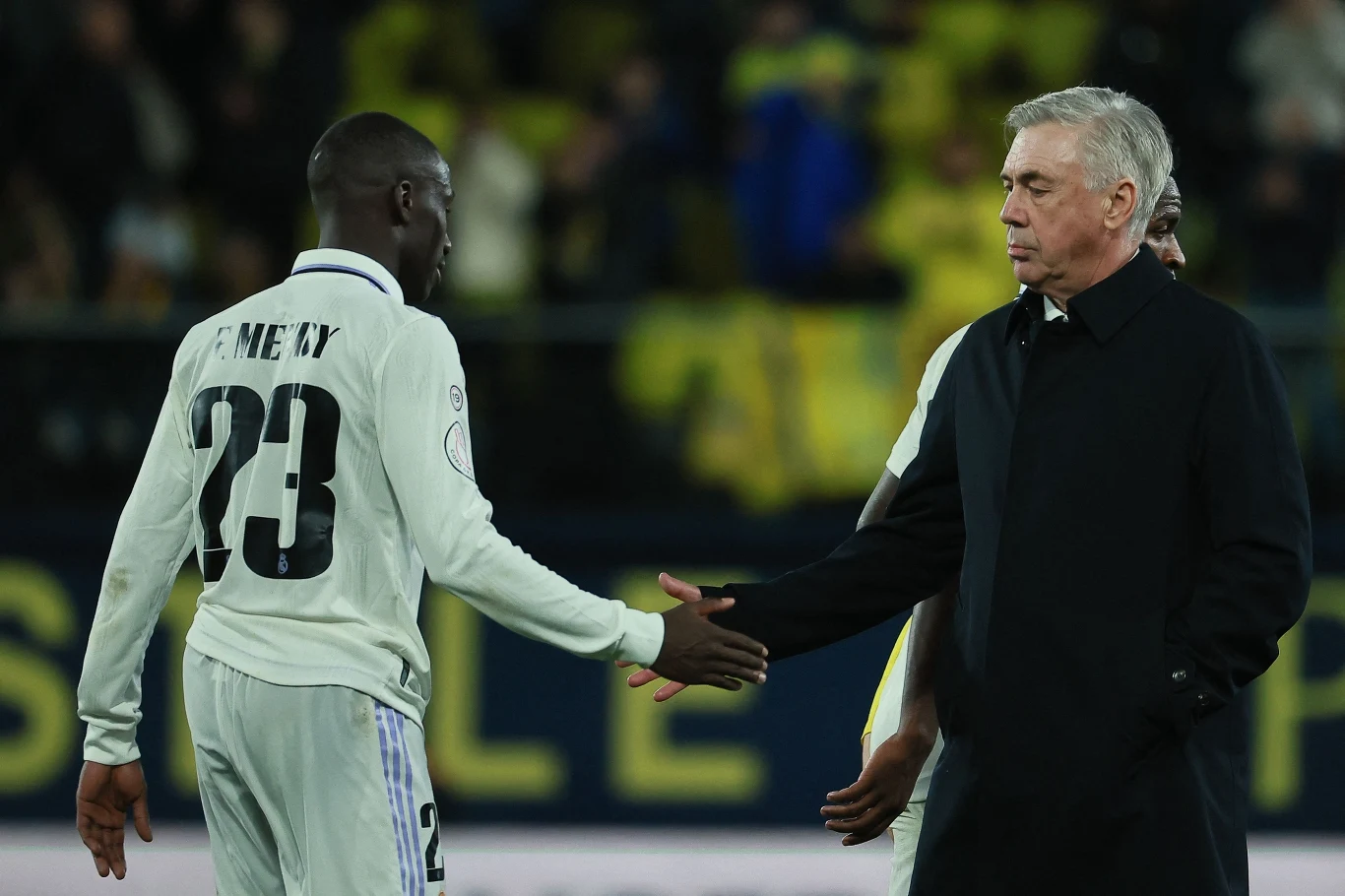 Carlo Ancelotti i Ferland Mendy w chłodnym uścisku dłoni