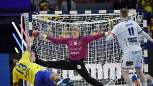 Rzuca Rogerio Moraes, broni Viktor Hallgrimsson. Zdjęcie z meczu Brazylia - Islandia, dla obu ekip ostatniego w tych mistrzostwach świata