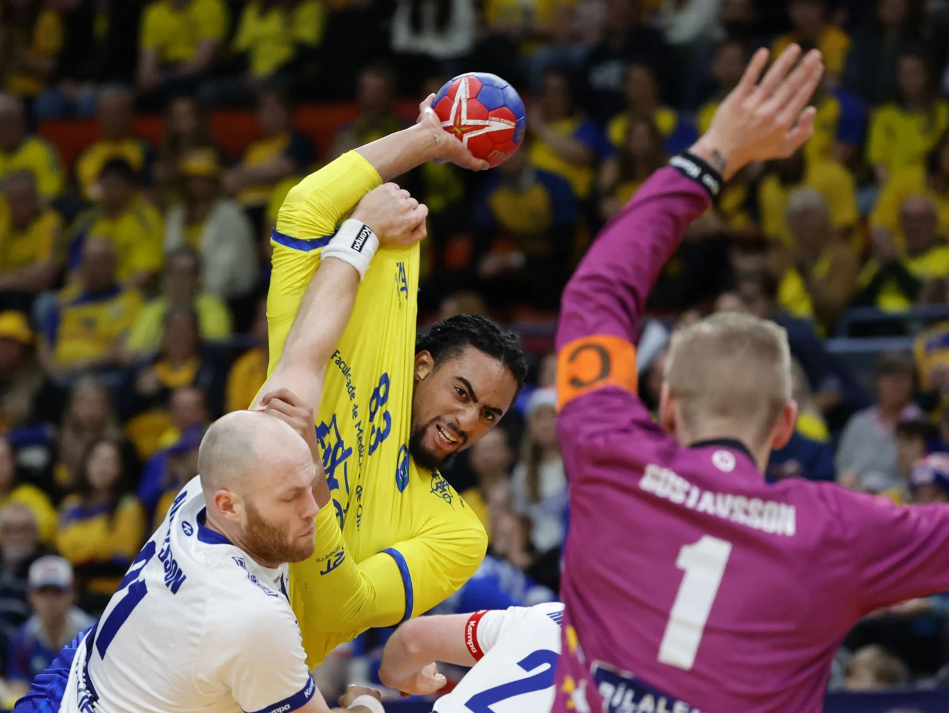 Arnar Arnarsson powstrzymuje Hugo Monta da Silvę. Takiej walki w hali Scandinavium było sporo