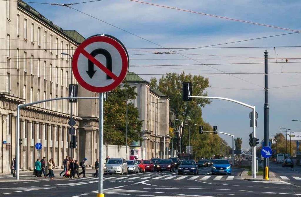 Czy na zakazie zawracania można skręcać w lewo?