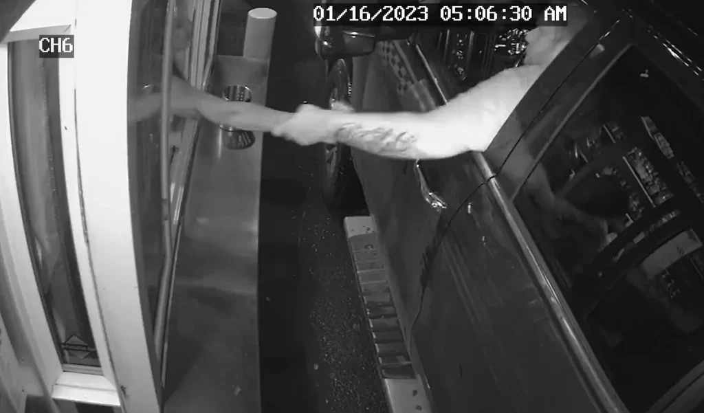 Mężczyzna próbował porwać baristkę przez okienko drive thru Mężczyzna próbował porwać baristkę przez okienko drive thru