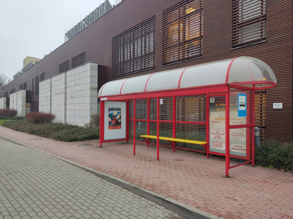 Przy Centrum Alzheimera w Warszawie stoi przystanek, pod który nigdy nie przyjechał żaden autobus