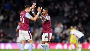 Jan Bednarek, obok Ashley Young, wraca z Aston Villi do Southampton