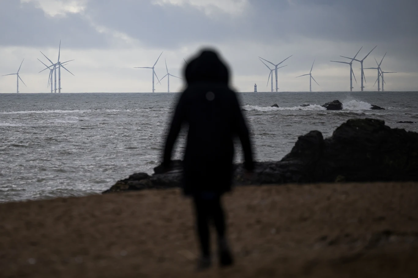 Transformacja energetyczna przyspiesza. Wojna w Ukrainie wymusza zmiany w całej Europie. Na zdj. wiatraki widziane z plaży w Saint-Nazaire we Francji Transformacja energetyczna przyspiesza. Wojna w Ukrainie wymusza zmiany w całej Europie. Na zdj. wiatraki widziane z plaży w Saint-Nazaire we Francji