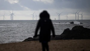 Transformacja energetyczna przyspiesza. Wojna w Ukrainie wymusza zmiany w całej Europie. Na zdj. wiatraki widziane z plaży w Saint-Nazaire we Francji