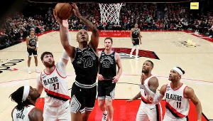 Jeremy Sochan w akcji na kosz Trail Blazers